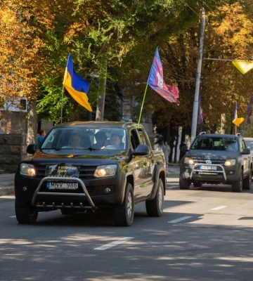 У Дніпрі передали п’ять нових пікапів бійцям 7-го корпусу ДШВ