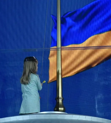 У Києві на залізничному вокзалі відкрили інтерактивний проєкт "Той день": фоторепортаж 
