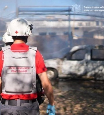 Росіяни вдарили по Запоріжжю: семеро поранених, спалахнула автостоянка. ФОТОрепортаж