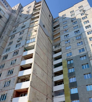 У Харкові відновлюють пошкоджений обстрілами будинок на проспекті Людвіга Свободи