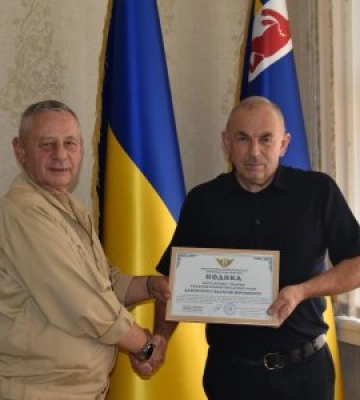 Легендарний бойовий прапор у руках керівництва Закарпаття: Повітряні Сили ЗСУ вручили особливі відзнаки за захист неба