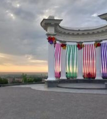 Білу альтанку в Полтаві прикрасили святковим віночком