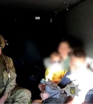 Після сильного обстрілу та отриманих поранень родина зважилася виїхати з Нікополя: «Білий янгол» евакуював матір з двома дітьми