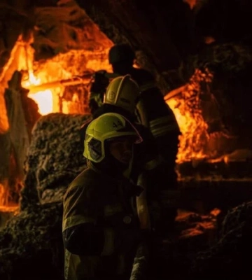 Вогнеборці загасили пожежу в Голосіївському районі, спричинену повторним обстрілом Києва