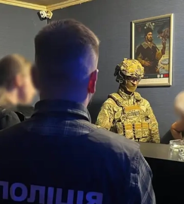 63-річна пенсіонерка організувала підпільне казино у підвалі багатоповерхівки: вилучено більше 400 тис. грн