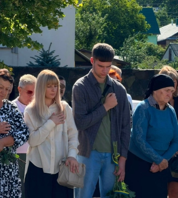 У гімназії на Волині відкрили пам’ятний знак на честь 18 загиблих випускників