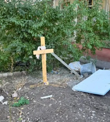 У Дружківці, до якої наближається фронт, у дворах будинків з’являються поховання 