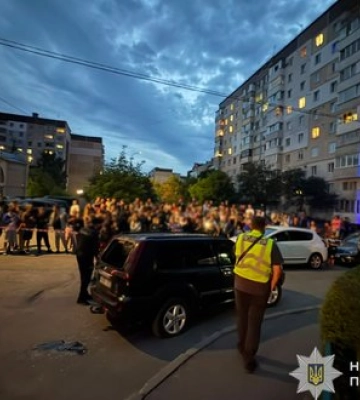Натовп пошкодив авто ТЦК у Тернополі: постраждав військовослужбовець, поліція встановлює учасників. ВIДЕО