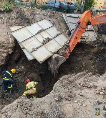 В Тернополе двух рабочих засыпало землей, они погибли
