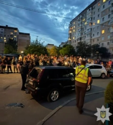 У Тернополі напали на групу оповіщення ТЦК - один військовий у лікарні, пошкоджене авто