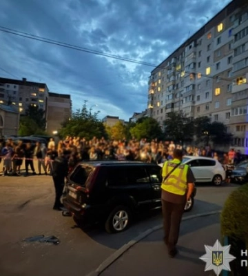 В Тернополі група людей напала на автомобіль військовослужбовців ТЦК