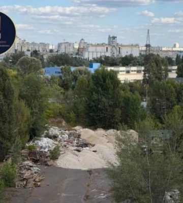 Свалка неизвестных отходов на Оболони: жители Петра Панча не могут открыть окна из-за вони