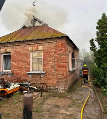 На Київщині чоловік вигнав близьких із будинку та підпалив його