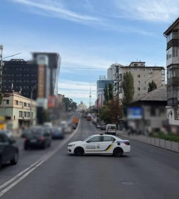 Сильна пожежа перекрила рух на одній з вулиць у Києві