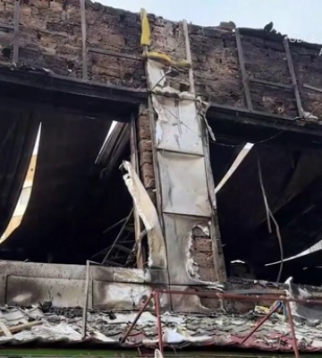 Росія вдарила по центру Херсона: згоріли крамниці