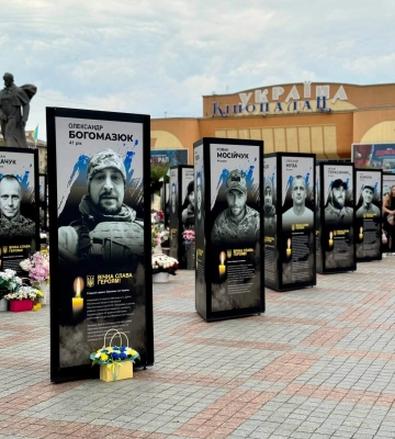 На майдані Незалежності у Рівному встановили ще два десятки портретів полеглих Героїв