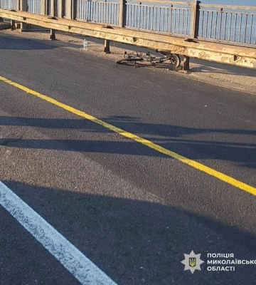 Поліція Миколаєва просить допомоги у розслідуванні наїзду на велосипедиста на Південнобузькому мосту