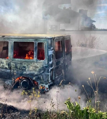 Був охоплений вогнем: біля Львова вісім рятувальників гасили Ford Transit, - ФОТО
