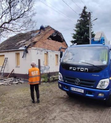 Комунальники ліквідовують наслідки атаки рф в Основ’янському районі Харкова