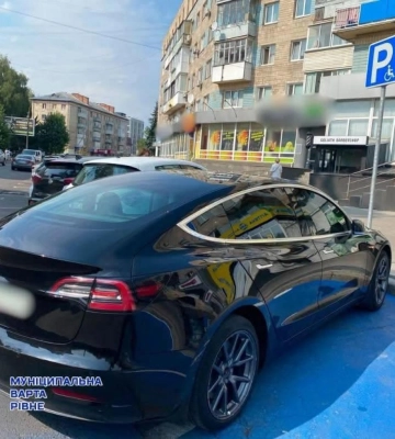 У Рівному нагадали про штрафи за паркування на місцях для людей з інвалідністю