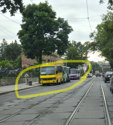 У Львові виникла стихійна автостанція біля Янівського цвинтаря. Як реагують містяни