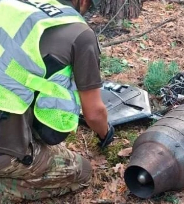 У Києві в Голосіївському районі вилучили уламки ворожого БпЛА (фото, відео)
