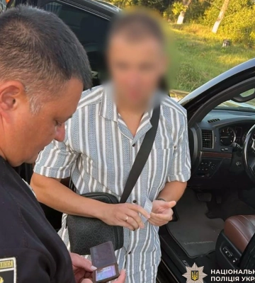 Двічі пред’явив підроблене посвідчення прокуратури – від поліції не «відмазався», а сісти може на 5 років