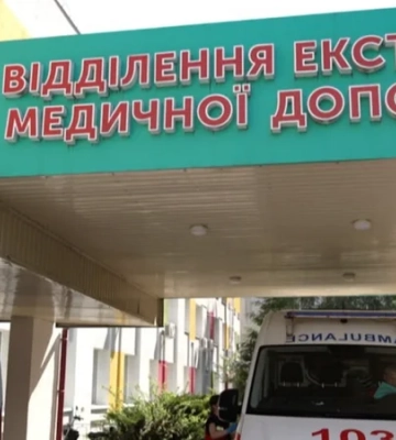 Оккупанты во второй раз за день обстреляли Чернигов: 4 пострадавших, под завалами склада могут находиться люди