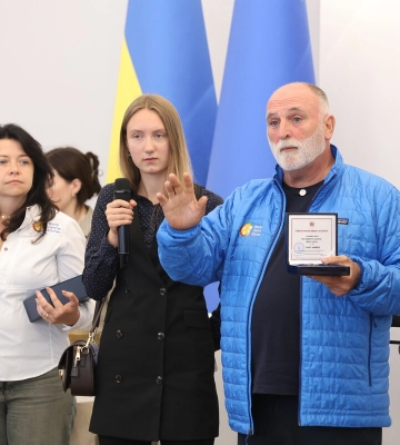 У Львові засновнику World Central Kitchen Хосе Андресу вручили нагрудний знак «Залізний Лев»