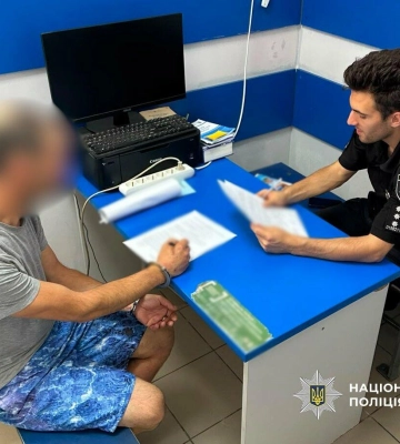 У центрі Одеси спалахнув Nissan: поліція затримала підозрюваного у підпалі