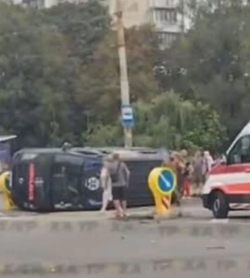 Серйозна ДТП у Києві: на Вишгородській перекинувся медичний мікроавтобус (відео)