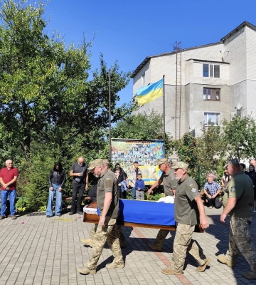 На Волині попрощалися із 40-річним воїном Олександром Вахнованом, який загинув у ДТП