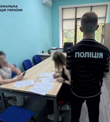 Обладнання для шкільних кабінетів біології з націнкою майже ₴700 000: за розтрату бюджетних коштів судитимуть посадовицю КП