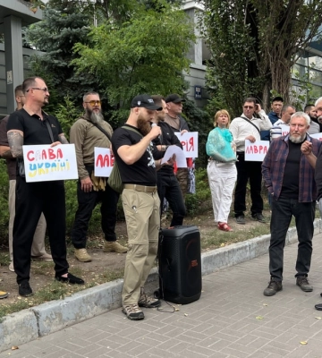 Малочисельний мітинг проти перебування УПЦ (МП) в Києво-Печерські лаврі проходить біля Апеляційного суду