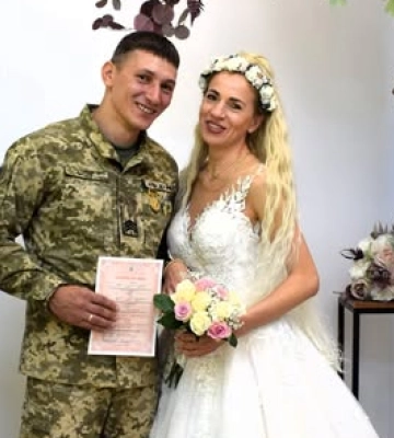 У Луцьку військовослужбовець одружився з коханою перед поверненням на службу
