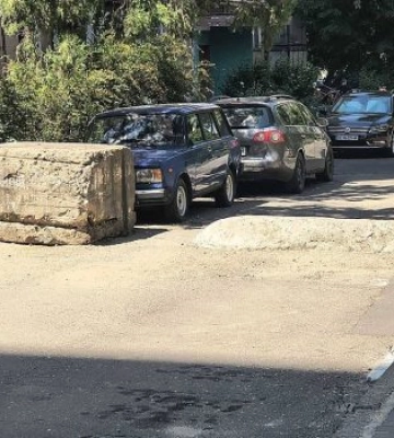 На проспекті Центральному приберуть незаконні бетонні блоки, що блокували проїзд