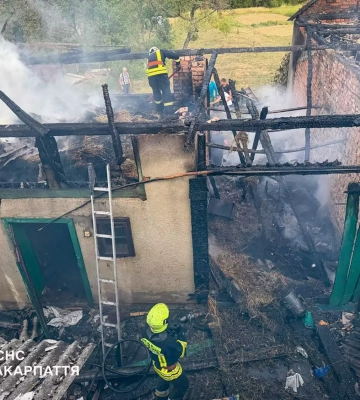 На Ужгородщині вогнеборці ліквідували пожежу в надвірній споруді