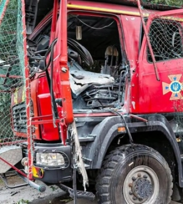 У Херсоні росіяни вдарили по авто пожежників під час ліквідації наслідків попередньої атаки
