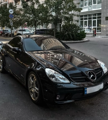 Один из 3600: в Киеве заметили компактный спорткар Mercedes с огромным двигателем 