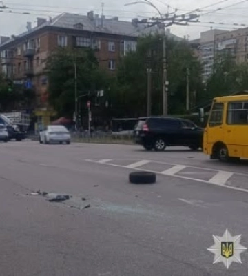 У Києві маршрутка зіткнулася з легковиком, восьмеро постраждалих