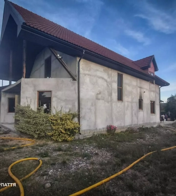 На Хустщині вогнеборці ліквідували пожежу в житловому будинку