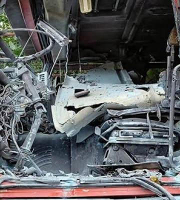 Росіяни вдарили по авто пожежників під час ліквідації наслідків попередньої атаки в Херсоні: поранено водія. ФОТОрепортаж