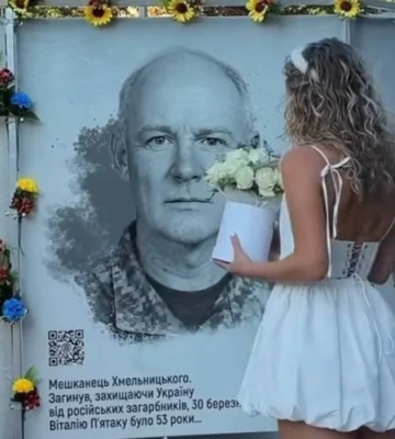 В свой 28-й день рождения жительница Хмельницкого навестила отца на Аллее Славы — видео