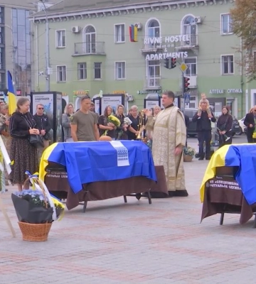 Захисник "Азовсталі" та різьбяр по дереву: у Рівному провели в останню дорогу відразу двох Героїв (ВІДЕО)