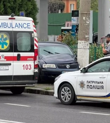 Водій не впорався з керуванням та "влетів" у стовп