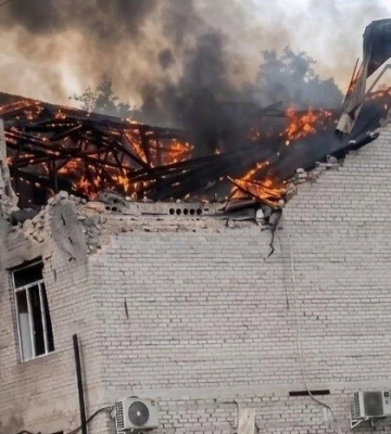 Люди вистрибували з вікон палаючої будівлі: з'явилося відео удару РФ по Лозовій