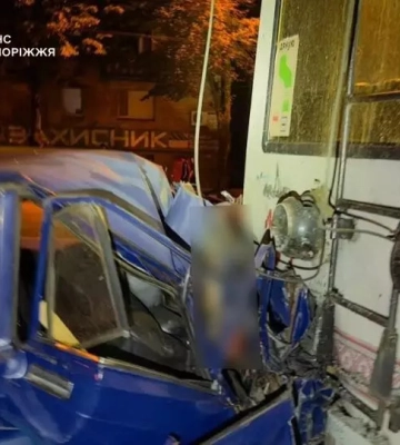 У Запоріжжі легковик врізався у тролейбус: внаслідок ДТП загинули люди, - ДСНС