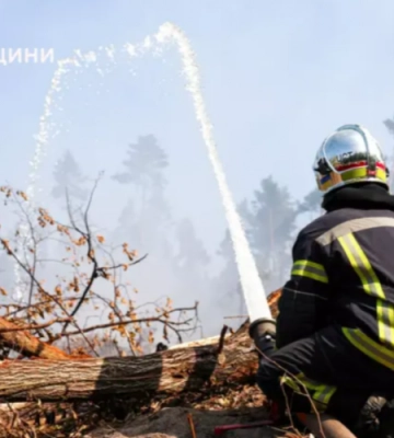 Вогонь залягає на глибині до 3 метрів: на Рівненщині третю добу гасять пожежу торфу