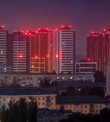 В Киеве во время атаки РФ обломки упали во дворе между жилыми домами, значительно повреждена гимназия