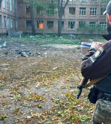 Последствия вражеской атаки на Киев: повреждены жилые дома, автомобили, гимназия и медицинское учреждение